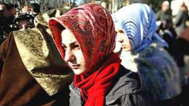 Нова фетва в Турция: Влюбените не трябва да ходят под ръка, девойките да са забулени