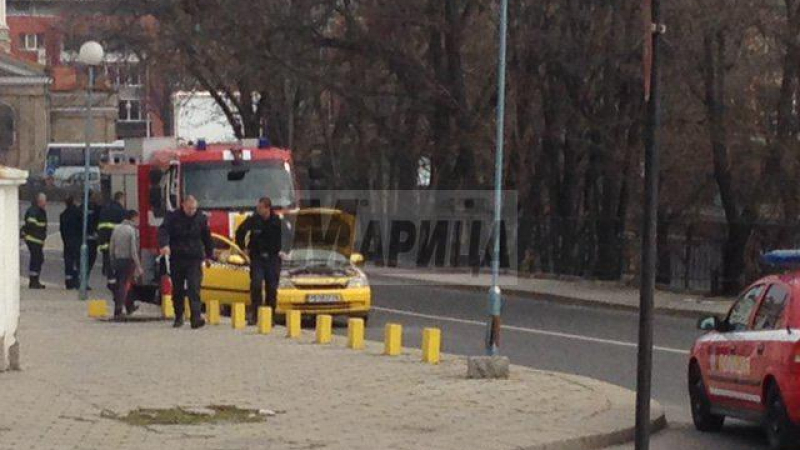 Такси се запали насред Пловдив