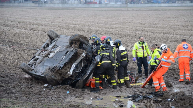 Трима българи загинаха в Италия, летели над 50 метра с БМВ Х6