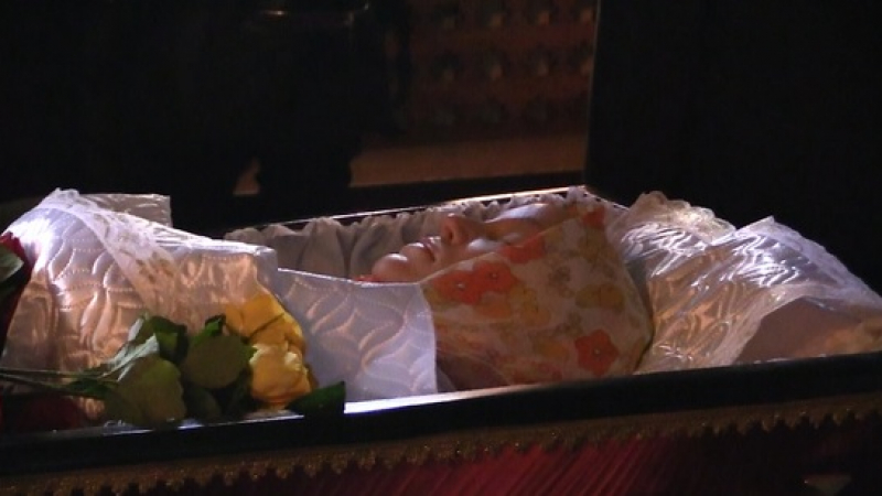 Олигархът Фролов не дойде на погребението на красавицата Яна (СНИМКИ/ВИДЕО)