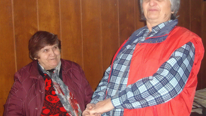 Баби и дядовци от Бойница събраха пари за две дечица от селото