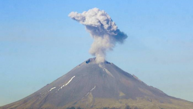 Вулкан изригна зрелищно в Мексико (ВИДЕО)