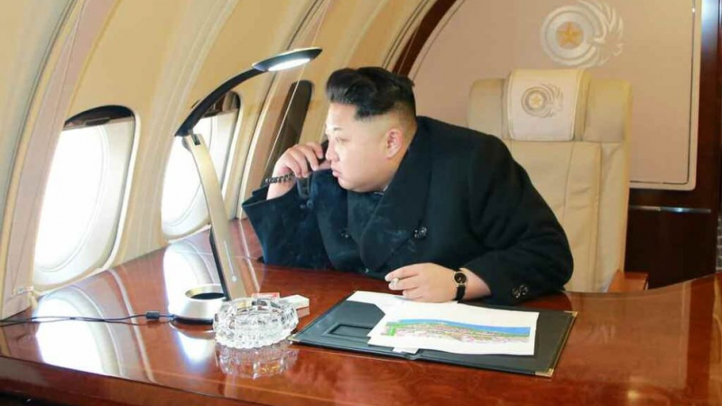 Ким Чен-ун показа частния си самолет (СНИМКИ)