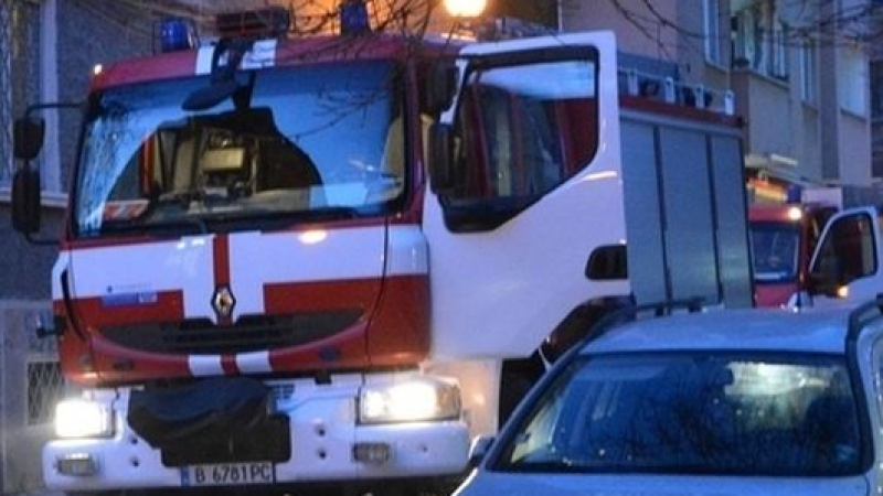 Пазачът на джамията във Варна е в критично състояние след пожара