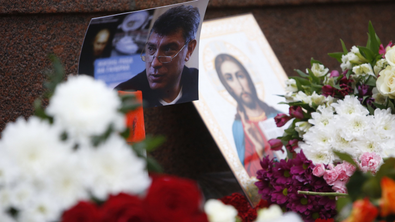 Московчани носят цветя на мястото, където беше убит Немцов (СНИМКИ)