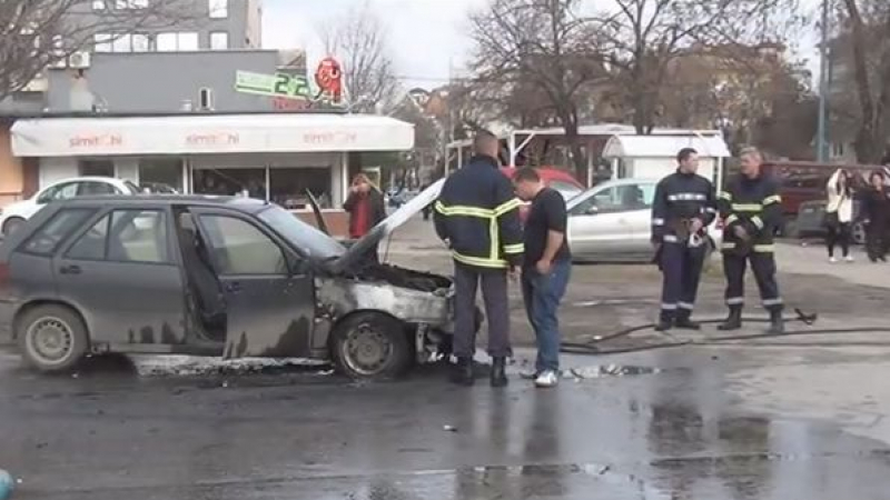 Кола горя в Пловдив, шофьорът е бесен (ВИДЕО)