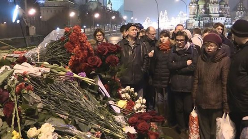Близките на Немцов извикали линейка на адреса на майка му преди да й кажат, че е убит 