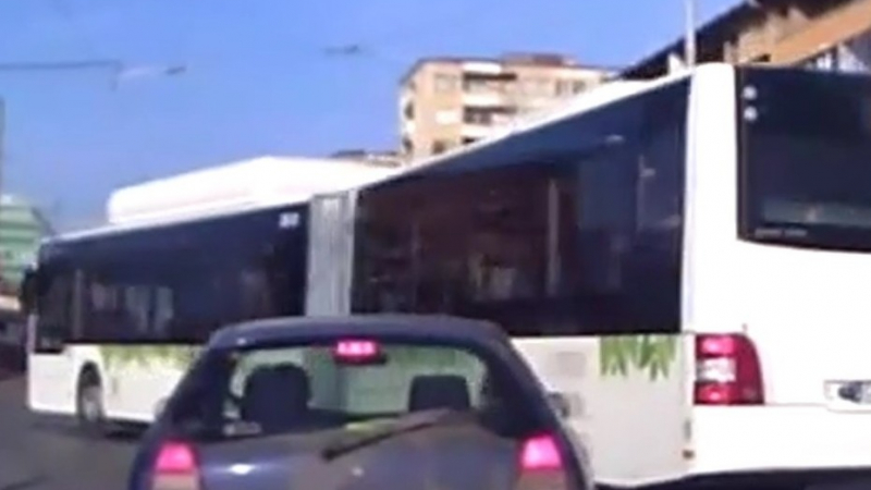 Автобус 120 гази правилника в София (ВИДЕО)