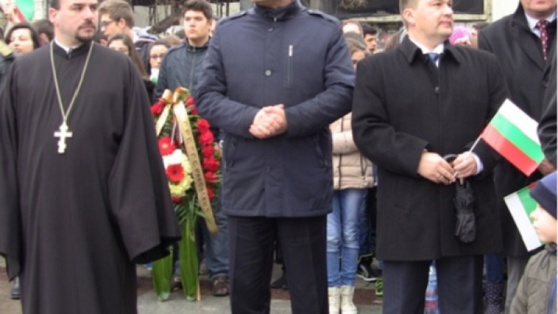 Хюсеин Хафъзов развя трибагреника навръх 3 март в Бургас