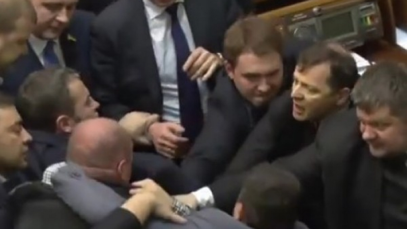 Нов масов бой в украинския парламент (ВИДЕО)