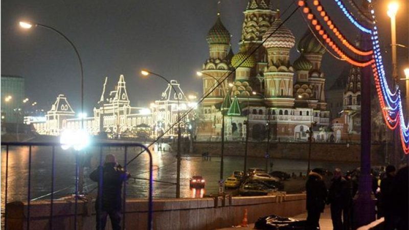 Водолази търсят пистолета, с който бе убит Немцов