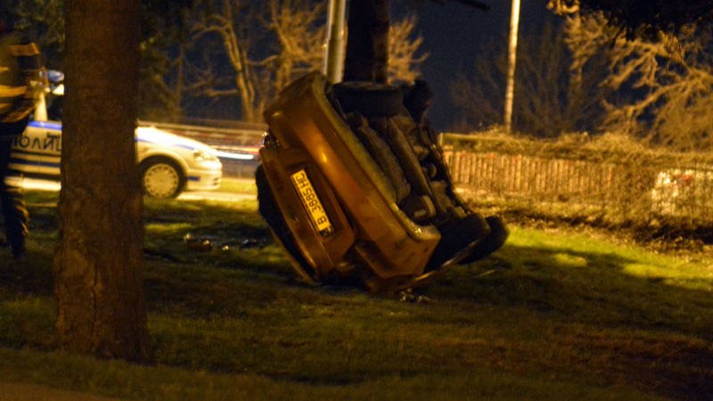 Тежка катастрофа във Варна - такси се метна по таван