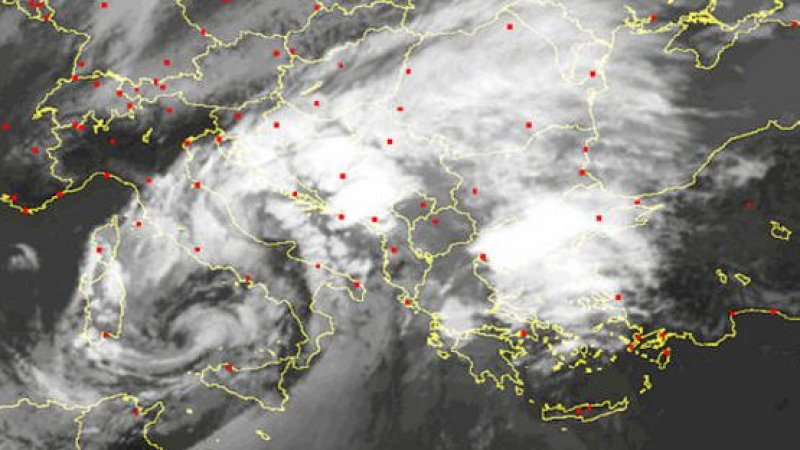 Вижте страшния циклон, който наближава България (ВИДЕО)