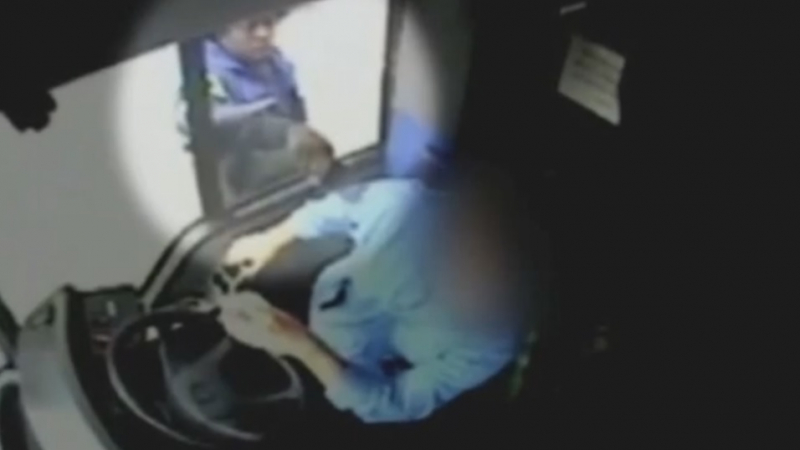 Наръгаха шофьор на автобус с нож в окото (ВИДЕО 18+)