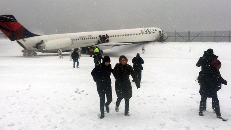 Авария на летище Ла Гуардия, пътнически самолет излезе от пистата