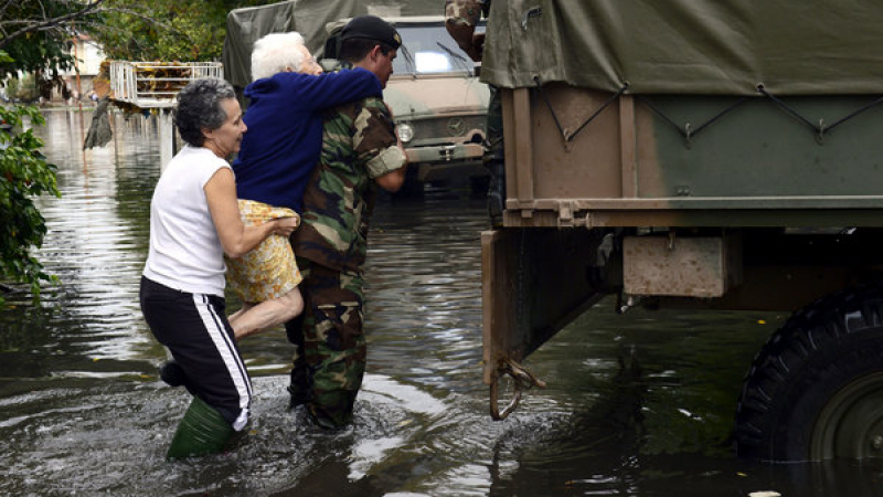 Евакуираха заради наводнения хиляди в Аржентина