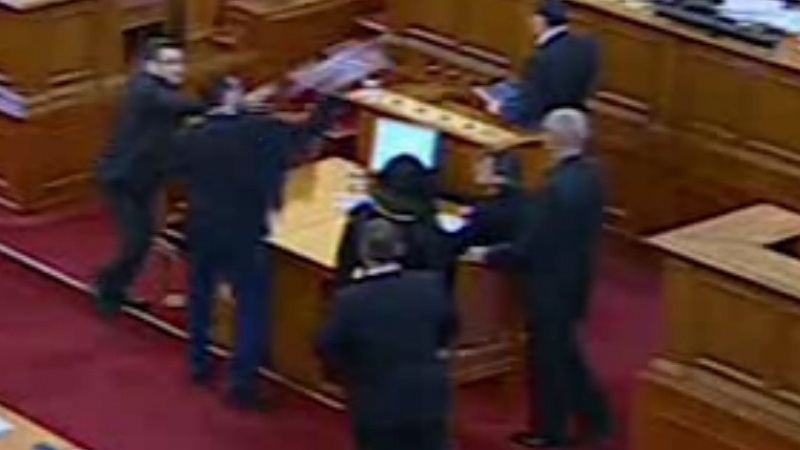 Наказаха Чуколов и Байрактаров за екшъна в Народното събрание