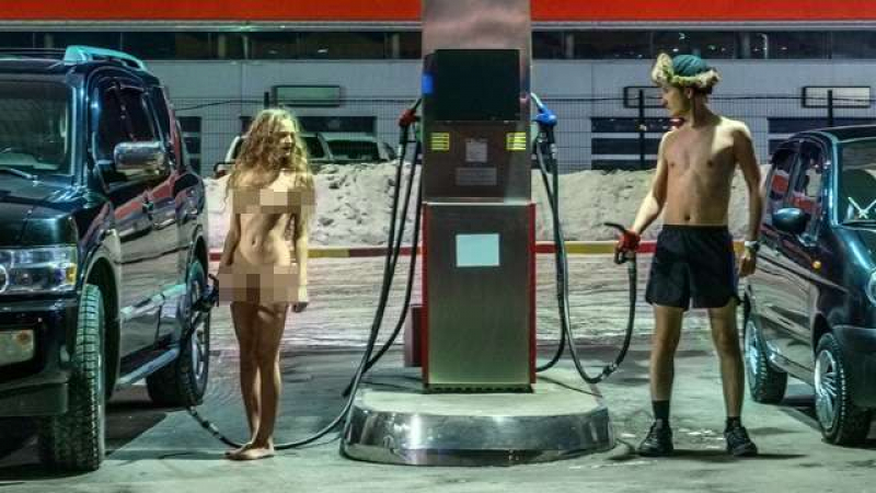19-годишна манекенка се съблече гола на бензиностанция (ВИДЕО)