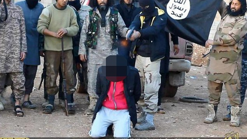 „Ислямска държава“ екзекутира двама шпиони (СНИМКИ 18+)