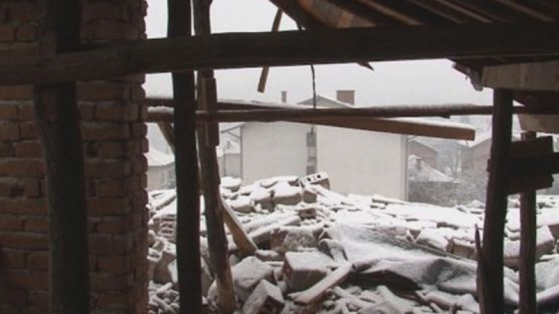 Снегът събори покрив на къща, затрупа клошар в Пловдив