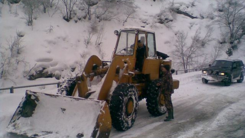 250 души блокирани в снежен капан в село Манастир