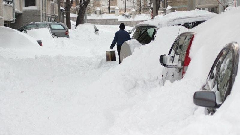 Съдии и секретарки от Хасково и София трети ден в снежен капан