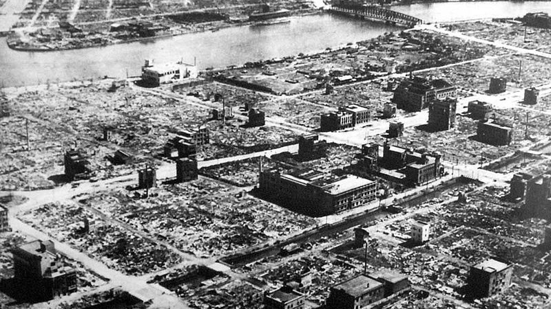Преди 70 г. американската авиация изравнява Токио със земята