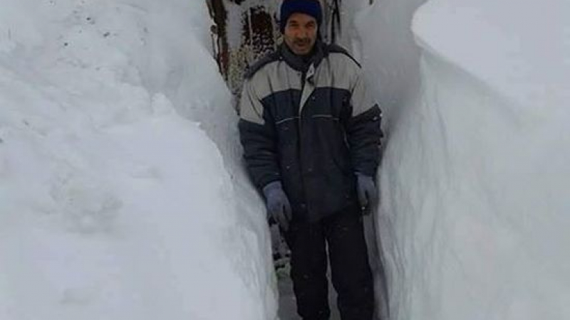 Затрупан от снега кани правителството и депутатите  в откъснатото от света село