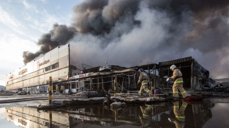 Пожар в мол, най-малко четирима загинали (ВИДЕО)