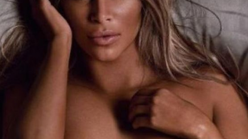 Ким Кардашиян лъсна на корицата на арабския Vogue по корсет СНИМКА