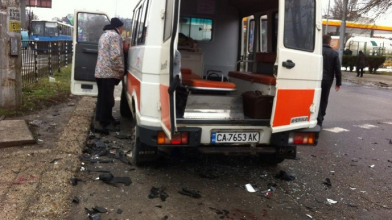 Първо в БЛИЦ: Екипът на линейката е откаран в болница след катастрофата в София