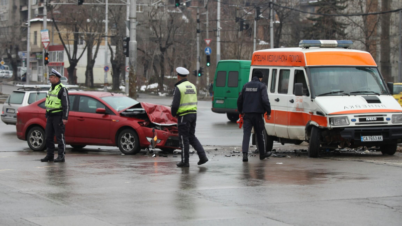 От последните минути: Линейка и кола се сблъскаха в София! 