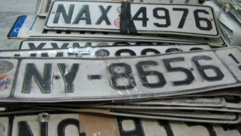 Гърците луднаха по наши номера на колите заради ниски данъци