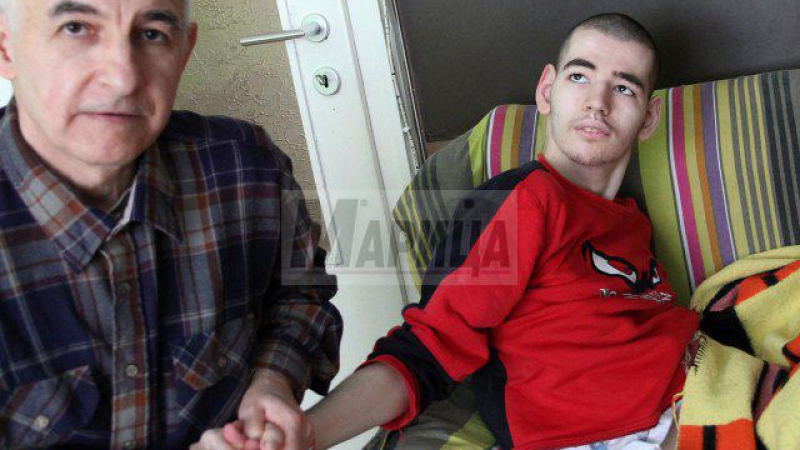Момче от Пловдив гасне без лекарство пред очите на баща си 