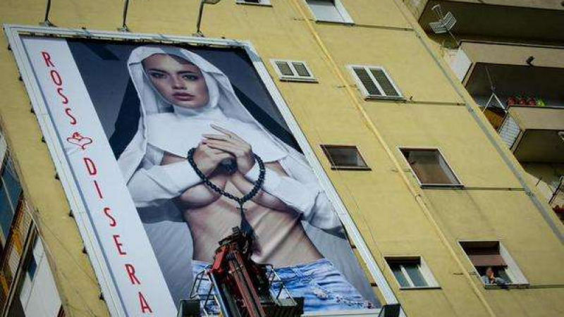 Полугола монахиня чака папата в Неапол (ВИДЕО)