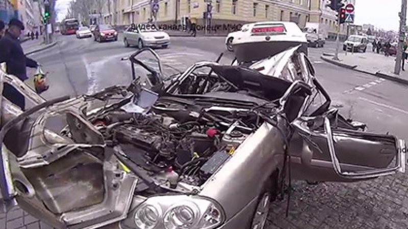 Танк размаза лека кола в Донецк (ВИДЕО)