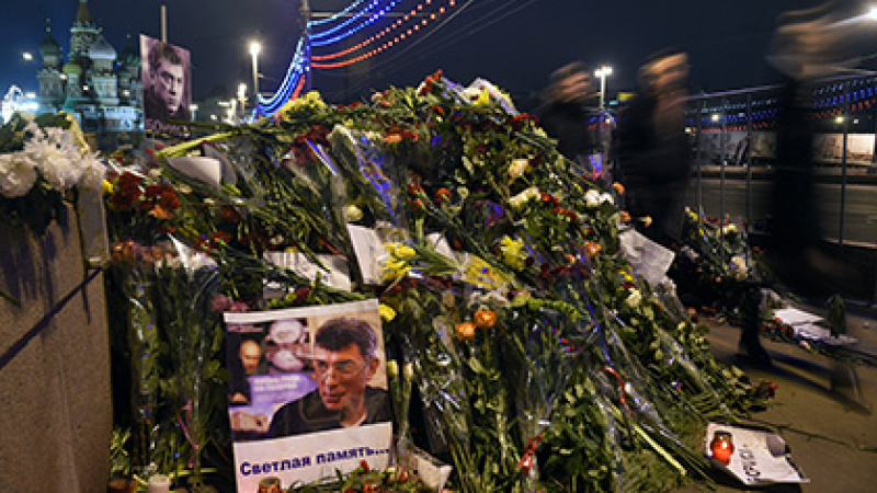 Следователи: Немцов е застрелян поради ненавист   