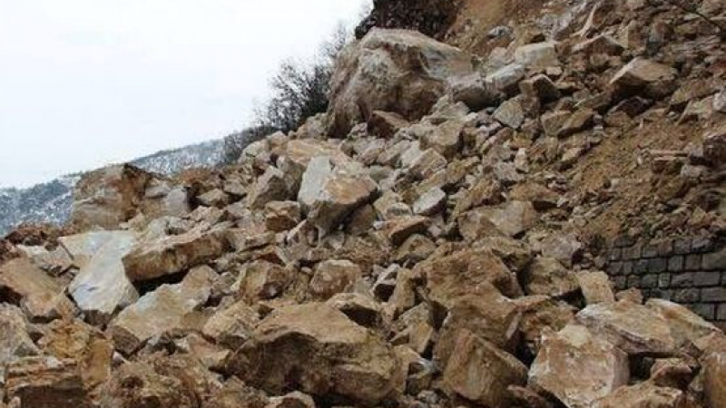 Алпинисти се борят с 10 000 тона скали, блокирали пътя между Бачково и Наречен