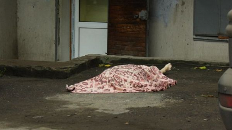 Млада жена загина, а дете бере душа, след като скочили от блок в Бургас