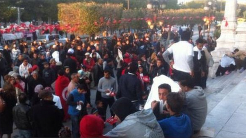 Стотици се стичат в центъра на Тунис да кажат „не“ на терора 