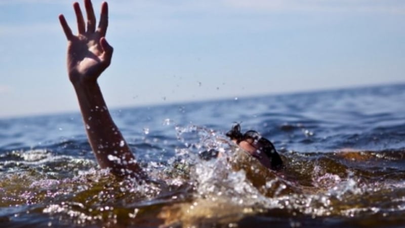 Първо в БЛИЦ: Жена скочи от трета буна на варненския плаж 