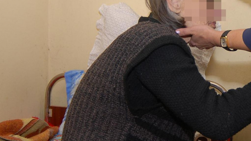 Обраха 95-годишна баба на легло в старчески дом 