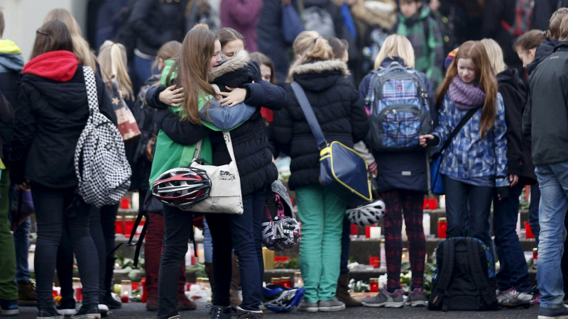 Испански и германски град плачат неутешимо за загиналите 16 ученици (СНИМКИ)