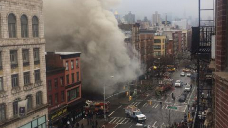  Голям пожар в сграда с апартаменти и магазини в Ню Йорк (СНИМКИ/ВИДЕО)