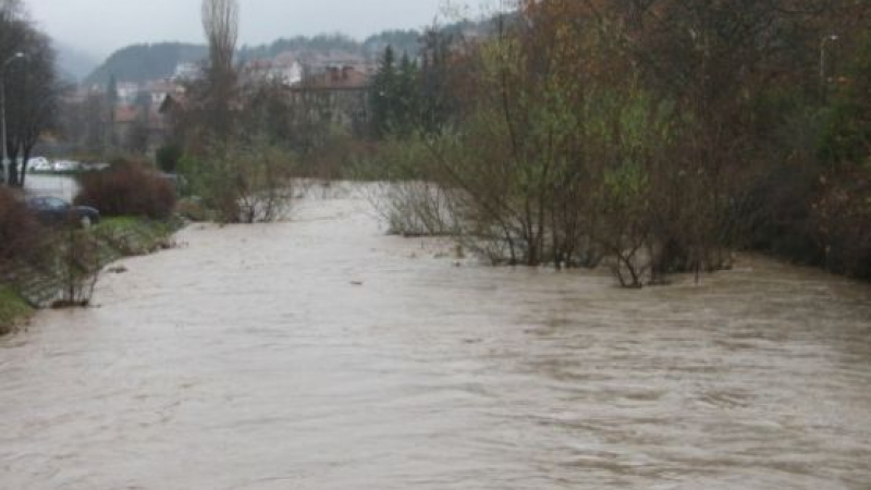Половин Южна България заплашена от потоп!  
