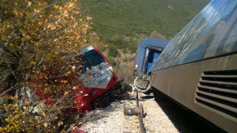 Товарен влак дерайлира до Солун, двамата машинисти са ранени