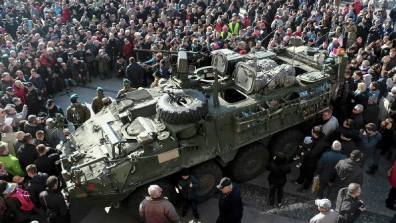 Военният конвой на САЩ на влизане в Чехия изостави една бронирана машина Stryker