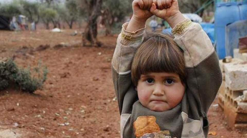 Ужасът на войната! Сирийско момиченце вдига ръце, помислило фотоапарат за оръжие