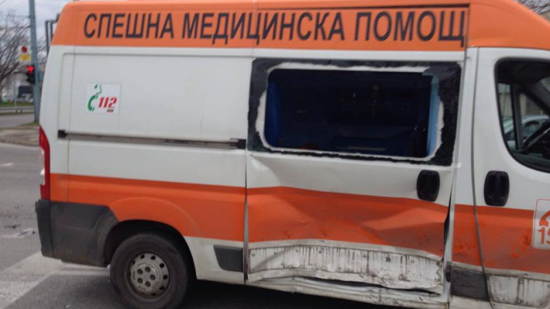 Първо в БЛИЦ: Лекарка е пострадала при катастрофата в Пловдив, линейката минала на червено (СНИМКИ)