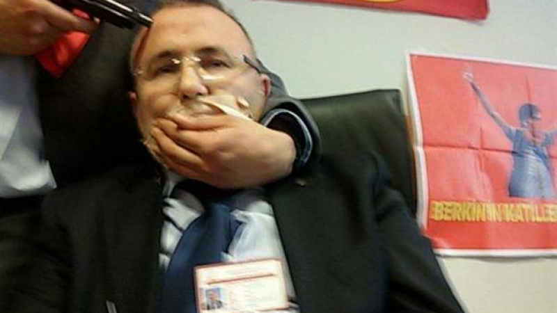 Похитителите на прокурора в Истанбул са двама, текат преговори